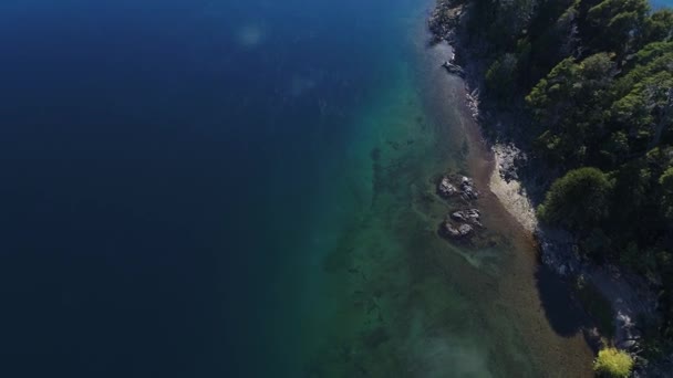 铝湖和海岛顶视图的空中无人机场景 佩韦尼亚别墅 莫克霍 阿根廷内金巴塔哥尼亚 湖面上的雾 — 图库视频影像