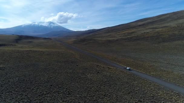 面包车和拖车 在草原上的房车 巴塔哥尼亚阿根廷骑在砾石孤独的道路上 背景是雪的怀尔山 国家公园 空中场景向左移动 向上跟踪汽车 — 图库视频影像