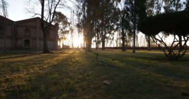 Avluya kırsal üzerinde kiler tuğla inşaat bitki aydınlatmalı gün batımında birim ışık yapma güneşten yürüme. İçecek endüstrisi. Mendoza, Arjantin