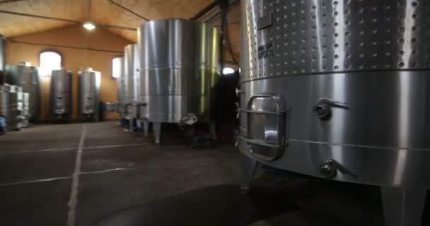 Průmysl Výroby Vína Detail Kovových Nádrží Rychlý Ruční Stabilizované Cestování — Stock video