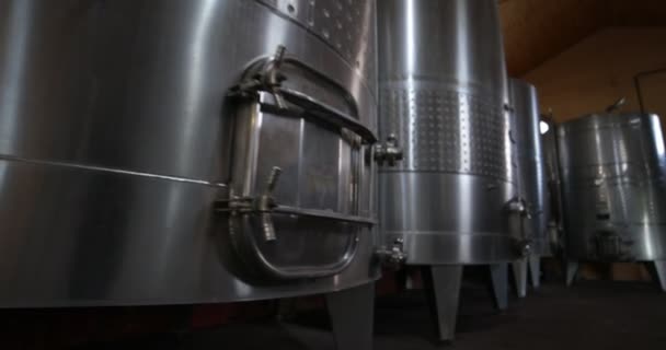 Produkce vína průmysl, detail kovových nádrží dveřmi. Rychlý ruční stabilizované putovní hnutí chodit po místnosti, aby detail dveří kovového tank. Mendoza, Argentina. 