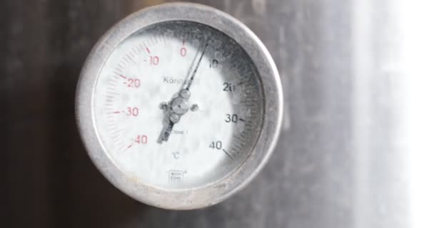 Industria Producción Vino Detalle Reloj Temperatura Mano Rápida Estabilizada Viajando — Vídeo de stock