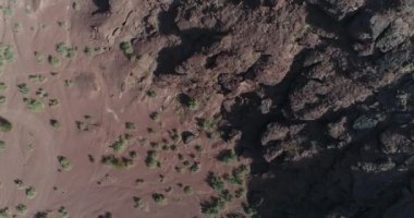 Hava senital dron sahne dokular doğa. Kırmızı kayalık yatay ve kuru dere. Villa Birliği, Rioja Eyaleti, Arjantin.