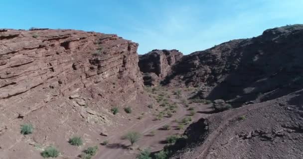 Drohnen-Szene von rot gefalteten felsigen Bergen bei trockenem Klima. Kamera aufsteigend, vorbei an sehr nahen geologischen Formationen, die einen panoramischen Blick auf die Landschaft bieten. Villa Union, Provinz Rioja — Stockvideo