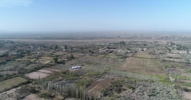 Escena aérea de drones de paisaje rural con pocos cultivos. Cámara moviéndose hacia atrás a gran altitud. Villa Union, provincia de Rioja, Argentina — Vídeos de Stock