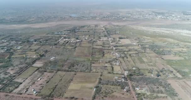 Escena aérea de aviones no tripulados de los suburbios de Villa Union. Campos de cultivo, casas, caminos de grava en el valle del río Desaguadero. Ciudad densa al fondo. Provincia de Rioja, Argentina — Vídeo de stock