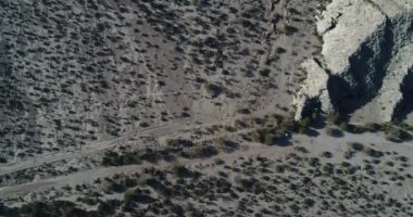Desertic yatay anten senital sahne. Rocky Dağları keşfetmek sparced çalı vegetaion üzerinde hareket. Castelli, Rioja il Arjantin. Cuyo