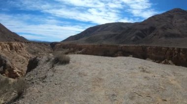 Sarı Nehir Ocre Kanyon, altın su hareketi keşfetmek. Kumtaşı yapılan sarı kayalıklarla için panoramik yürüyorum. Rioja Eyaleti, Arjantin