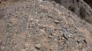 Sarı Nehir Ocre Kanyon, altın su hareketi keşfetmek. Kattan sarı kayalıklarla kumtaşı yapılan panoramik görüntülemek için kaydırma. Rioja Eyaleti, Arjantin