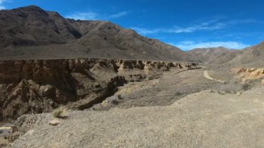 Sarı Nehir Ocre Kanyon, altın su hareketi keşfetmek. Kumtaşı yapılan sarı kayalıklarla için panoramik yürüyorum. Rioja Eyaleti, Arjantin