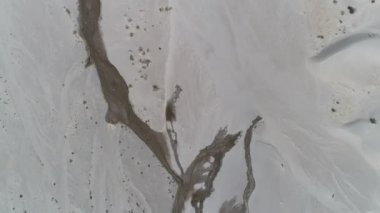 Hava dron sahne tepeleri ve bitkiler ile Kum Çölü ve arka plan üzerinde belgili tanımlık andes dağ. Meandrean nehire yakın manzara keşfetmek zemin üzerinde ilerlemeye. Taton, Catamarca, Argentina