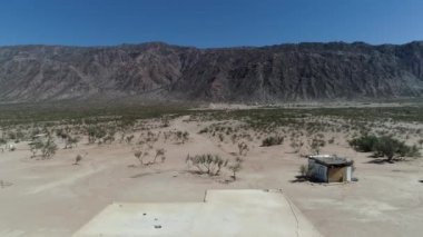 Barreal hava dron sahne çöl aimogasta, la rioja, Arjantin. Kamera geriye doğru hareket ve küçük adobe evler keşfetmek ve yarış arabası. Belgili tanımlık andes dağ zemin üzerine.