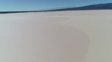 Hava dron sahne kurak kuru barreal çöl aimogasta, la rioja, Arjantin. Kamera manzara keşfetmek yukarıya ve geriye doğru hareket. Arka planda dağlar.