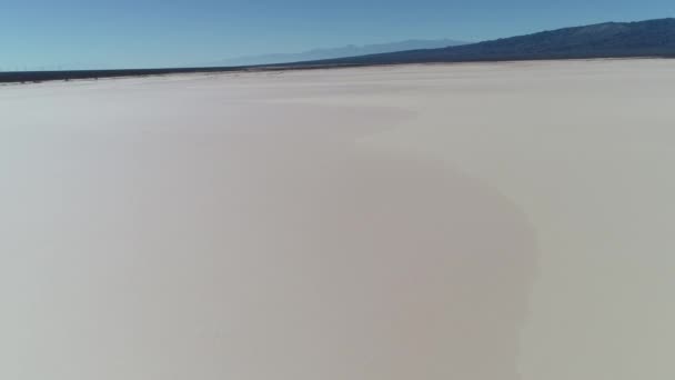 Letecká drone scéně vyprahlá suchá barreal pouště v aimogasta, la rioja, argentina. Fotoaparát, přesun vzad a publikaci Discovering krajiny. Hory na pozadí. — Stock video