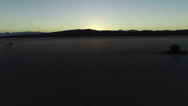 Escena aérea de drones del desierto plano seco, extraña formación geológica desértica al atardecer. Barreal de Arauco Provincia de Rioja, Argentina . — Vídeo de stock