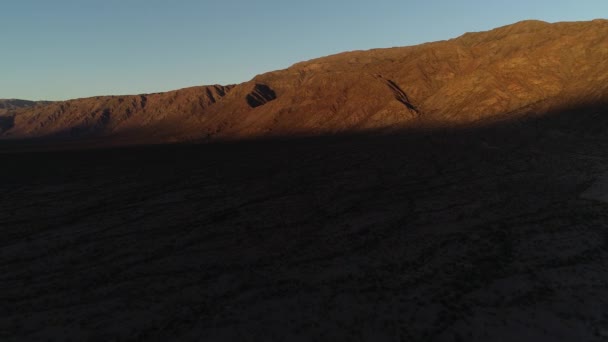 Drone антена сцені літаючих вперед, загальний вигляд сухий посушливих поясі на Золотий час. Aimogasta, провінція Ріоха, Аргентина — стокове відео