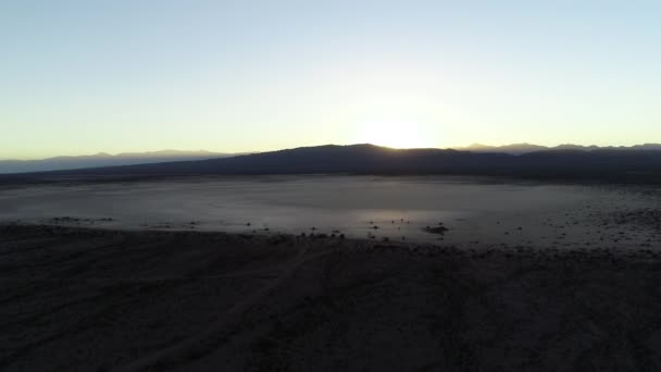 Légi drone jelenet száraz sík sivatag, furcsa desertic geológiai formációban a naplemente. Barreal Arauco Rioja tartomány, Argentína. Növekvő általános nézet kötet fény és a fáklyák — Stock videók