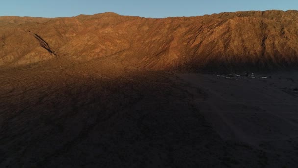 Antenn drönare scen, stigande visar allmänna uppfattningen av torra torra berg kuter på gyllene timmen. Aimogasta, Rioja provinsen, Argentina — Stockvideo
