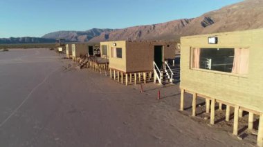Kil çamur cottages adlı desertic bölge hava dron sahne. Kırsal bölgede kültürel inşaat. Bina hareketli kamera. Barreal de Arauco, Aimogasta, Rioja Eyaleti, Arjantin