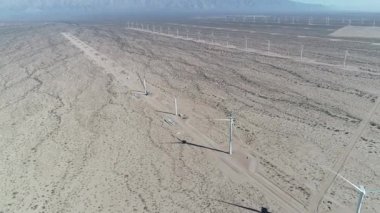 Makine yeni yel değirmenleri, yerde yatarken bıçaklar bina. Rüzgar hava dron sahne alan Aimogasta, Rüzgar türbinleri dolu la rioja, Arjantin. Sürdürülebilir yeşil temiz enerji üretimi.