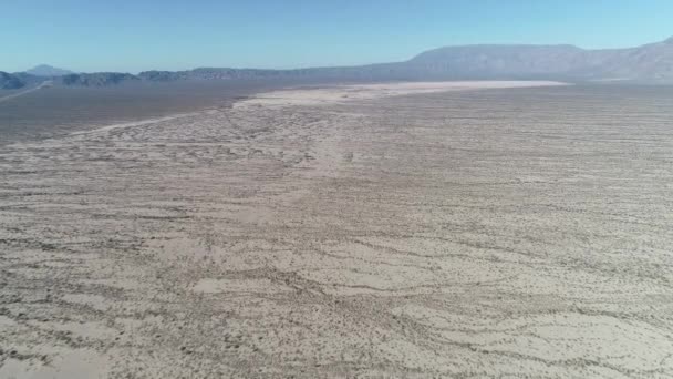 Scène aérienne de drone de paysage clair à Aimogasta, La Rioja, Argentine. Les montagnes des Andes en arrière-plan . — Video