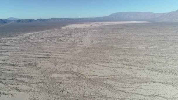 Antenn drönare scen av tydliga landskapet i Aimogasta, La Rioja, Argentina. Anderna i bakgrunden. — Stockvideo