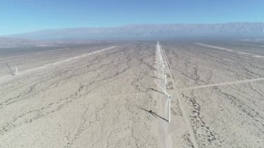 Rüzgar hava dron sahne alan Aimogasta, hizalanmış Rüzgar türbinleri dolu la rioja, Arjantin. Sürdürülebilir yeşil temiz enerji üretimi. Kamera aşağı hareket. Belgili tanımlık andes dağ zemin üzerine.