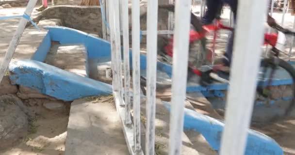 Detail van de wielen van de fiets naar beneden blauwe betonnen trap stappen op een wielerwedstrijd in de Londres, provincie Catamarca, Argentinië. — Stockvideo