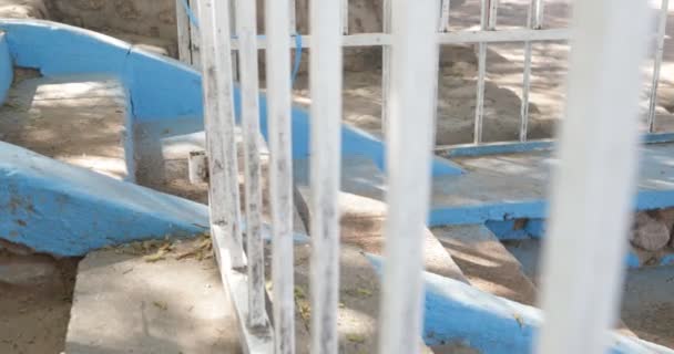 Détail des roues de vélo descendant des escaliers en béton bleu sur une course cycliste à Londres, province de Catamarca, Argentine . — Video