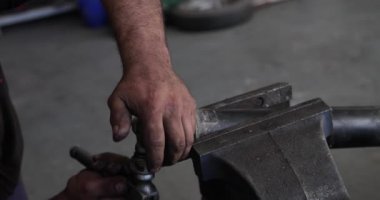 Mekanik kavrama evrensel çapraz ortak yerine, sürekli kardan düzeltmek için kullandığı mengeneleri.