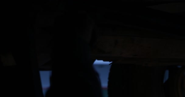 Soldadura mecánica tubo de escape de un coche. Escena oscura, salpicaduras, bengalas y luz hecha por soldador . — Vídeos de Stock