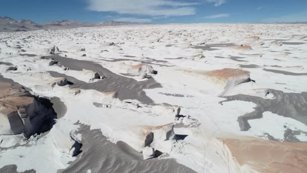 Antenowe drone scena niekończące się białym pumeksu złożony. Latające nad porowatych konstrukcji skalnych, ogólny widok wulkanicznych formacji geologicznej Catamarca, Argentyna — Wideo stockowe