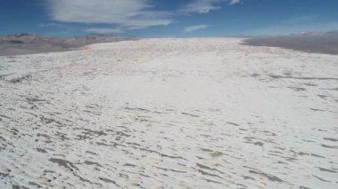 Hava uçak olay sonsuz beyaz Vadisi'nin Ponza alanı, doğal kayalık yapılar çıkardı. Arka plan, gri dağlar. Antofagasta de la Sierra, Catamarca, Argentina