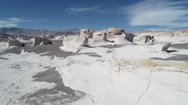 Beyaz doğal kayalık yapılar, ponza alan hava dron sahne. Taş doğru usulca ineceksin. Antofagasta de la Sierra, Catamarca, Argentina