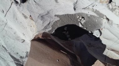 Senital hava dron sahne detay Ponza alanının kırık beyaz ve kahverengi taştan gösterilen. Antofagasta de la Sierra, Catamarca Arjantin