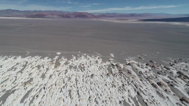 Volkanik manzara, hava uçak sahne beyaz kayalık yapılar üzerinde uçan, ponza eğe. Renkli dağlar ve lav arka plan, siyah yatak. Antofagasta de la Sierra, Catamarca, Argentina — Stok video