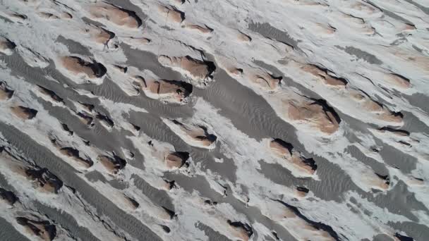 Cena de drones aéreos sensuais de textura branca, laranja e cinza natural do campo de pedra-pomes. Descendente, detalhe do maravilhoso padrão de esculturas naturais. Catamarca, Argentina — Vídeo de Stock