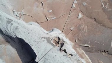 Artan ve kırık beyaz ve kahverengi kayalar Ponza alanın ayrıntılarını gösteren dönen Senital hava dron sahne. Antofagasta de la Sierra, Catamarca Arjantin