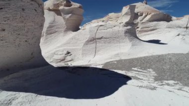 Beyaz doğal kayalık yapılar doğru Ponza alan uçan hava dron sahne. Volkanik jeolojik oluşum ayrıntı. Antofagasta de la Sierra, Catamarca, Argentina