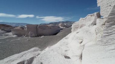 Beyaz kayalık gözenekli yapıları Ponza alanının hava dron sahne. Çok yakın doğal scultures arasında uçan. Antofagasta de la Sierra, Catamarca, Argentina