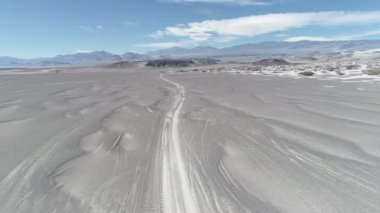 Hava dron sahne keşfetmek van volkanik bölgesi, renkli kuru bölge yoldan sürüş. Siyah yatak lav beyaz volkanik alan ve gri arka plan aşınmış Dağları