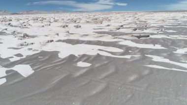 Beyaz rocly yapıları, ponza alan geniş yatay hava dron sahne. Çöl üzerinde uçan, gri dağlar, arka plan aşınmış. Antofagasta de la Sierra, Catamarca, Argentina