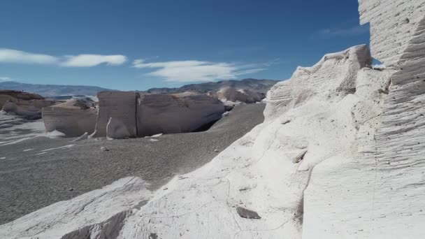 Escena aérea de drones de estructuras porosas rocosas blancas del campo de pómez. Volando muy cerca entre los cultivos naturales. Antofagasta de la Sierra, Catamarca, Argentina — Vídeos de Stock