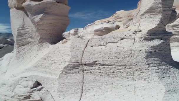 Drohnen-Szene weißer felsiger poröser Strukturen des Bimssteinfeldes. sehr nah rückwärts fliegen zwischen natürlichen Skulpturen. antofagasta de la sierra, katamarca, argentina — Stockvideo