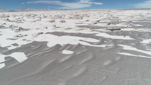 Beyaz rocly yapıları, ponza alan geniş yatay hava dron sahne. Çöl üzerinde uçan, gri dağlar, arka plan aşınmış. Antofagasta de la Sierra, Catamarca, Argentina — Stok video