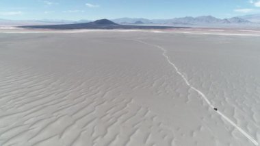 Issız volkanik bölgesi yoldan sürüş van hava sahne. Muhteşem siyah arka plan, Carachi Pampa volkan. Sefer çorak manzara içinde. Antofagasta de la Sierra, Catamarca, Argentina