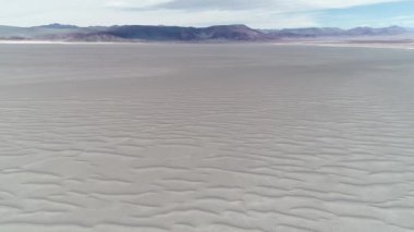 Dune desenleri ile geniş beyaz çöl hava dron sahne. Derma dağ kemeri arka plan. Antofagasta de la Sierra, Catamarca, Argentina