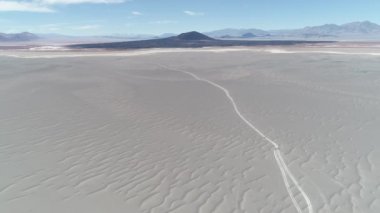 Kum tepeleri yol ıssız volkanik bölgede kapalı sürüş van hava sahne. Muhteşem siyah arka plan, Carachi Pampa volkan. Sefer çorak manzara içinde. Catamarca, Arjantin