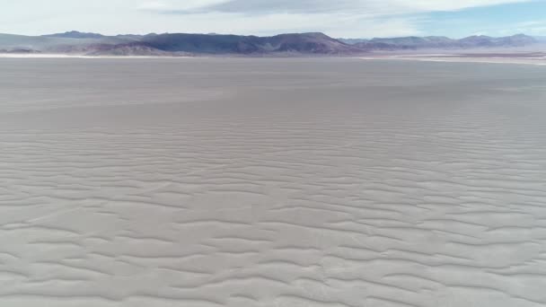 Dune desenleri ile geniş beyaz çöl hava dron sahne. Derma dağ kemeri arka plan. Antofagasta de la Sierra, Catamarca, Argentina — Stok video