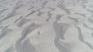 Gri kum tepeleri, uçan hava dron sahne çölün doğal soyut desen gösterilen iletir. Antofagasta de la sierra, Catamarca, Argentina